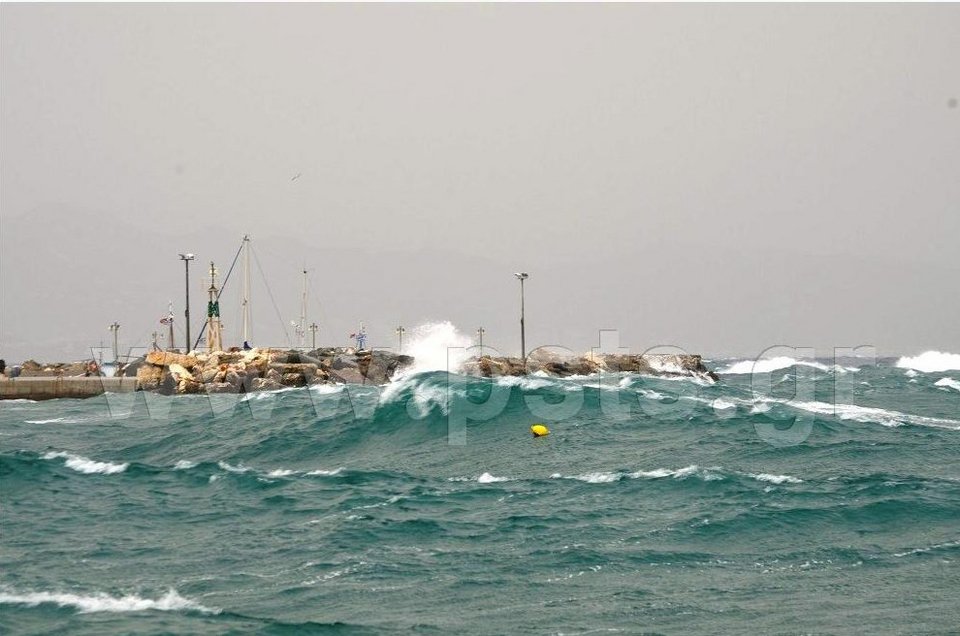 Κύματα... βουνά σαρώνουν την Πάρο [εικόνες & βίντεο] | iefimerida.gr 0