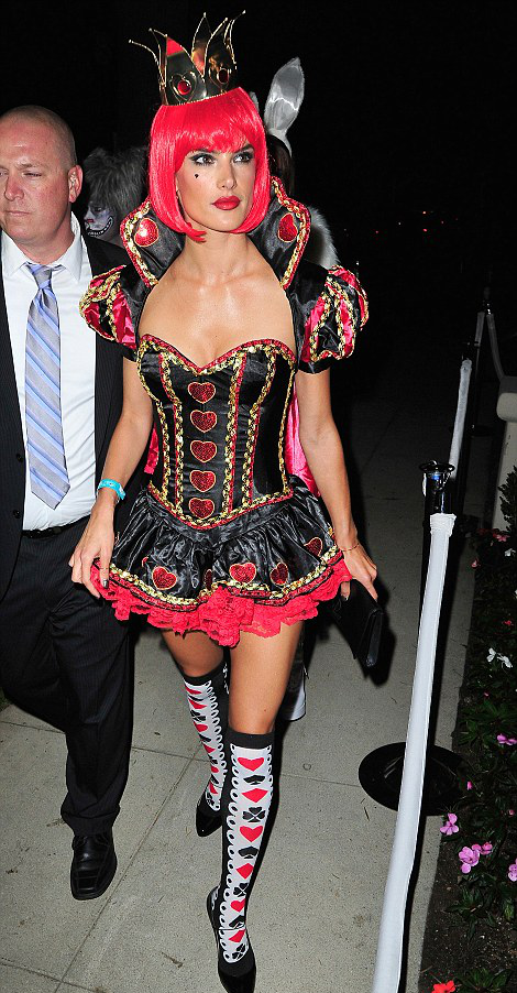 Εξωφρενικά πάρτι του Χόλιγουντ με τα προκλητικά κοστούμια των ημίγυμνων σταρ [εικόνες] | iefimerida.gr 3