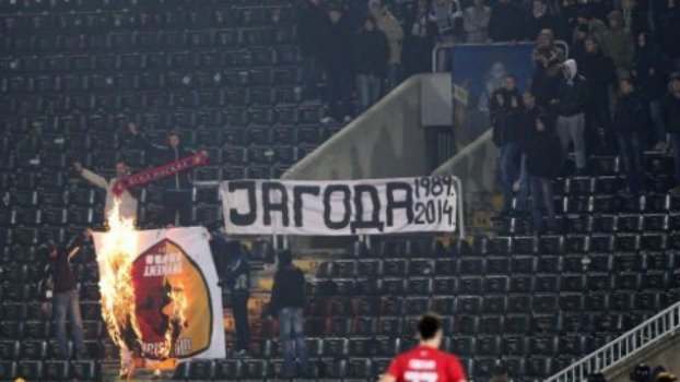 Οπαδοί της Παρτιζάν έκαψαν σημαία της Γαλατασαράι [εικόνα] | iefimerida.gr 0