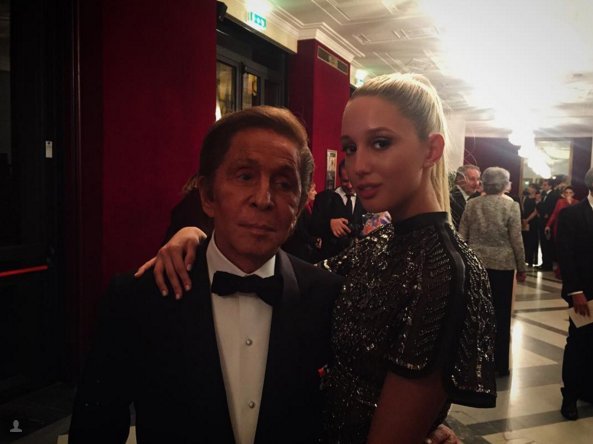 Παραμυθένια εμφάνιση Μαρί-Σαντάλ και Ολυμπίας στο μυθικό πάρτι του Valentino [εικόνες] | iefimerida.gr 7