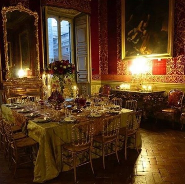 Παραμυθένια εμφάνιση Μαρί-Σαντάλ και Ολυμπίας στο μυθικό πάρτι του Valentino [εικόνες] | iefimerida.gr 1