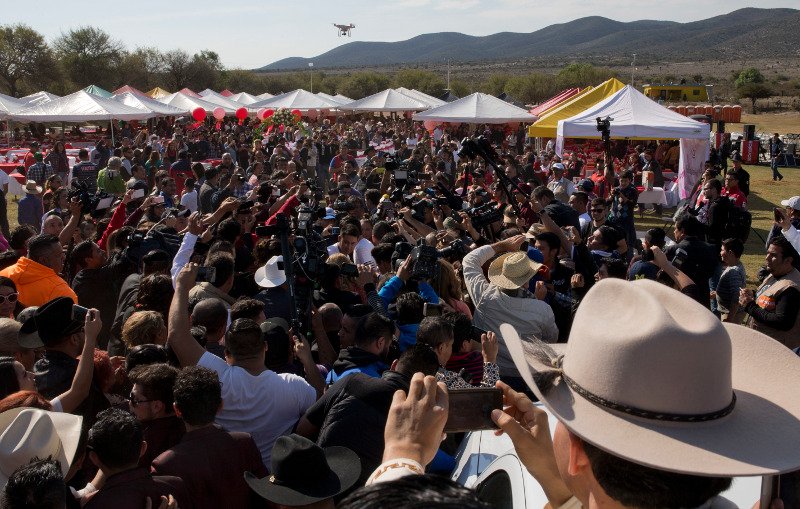 Μεξικό: Τραγωδία στο πάρτι της 15χρονης με τους 1,3 εκατ. καλεσμένους -Ανδρας ποδοπατήθηκε από άλογο [εικόνες] | iefimerida.gr 6