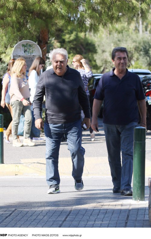 Σπάνια έξοδος για τον Πασχάλη Τερζή -Στη Γλυφάδα, με φίλους [εικόνες] | iefimerida.gr 1