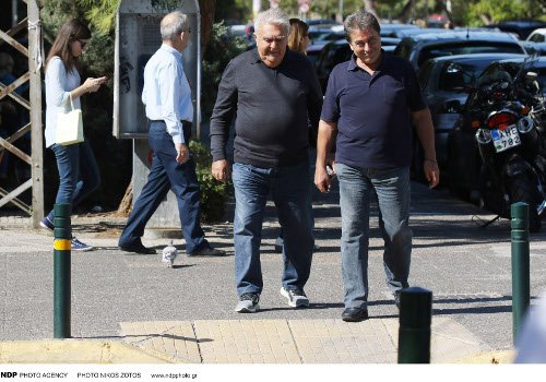 Σπάνια έξοδος για τον Πασχάλη Τερζή -Στη Γλυφάδα, με φίλους [εικόνες] | iefimerida.gr 2