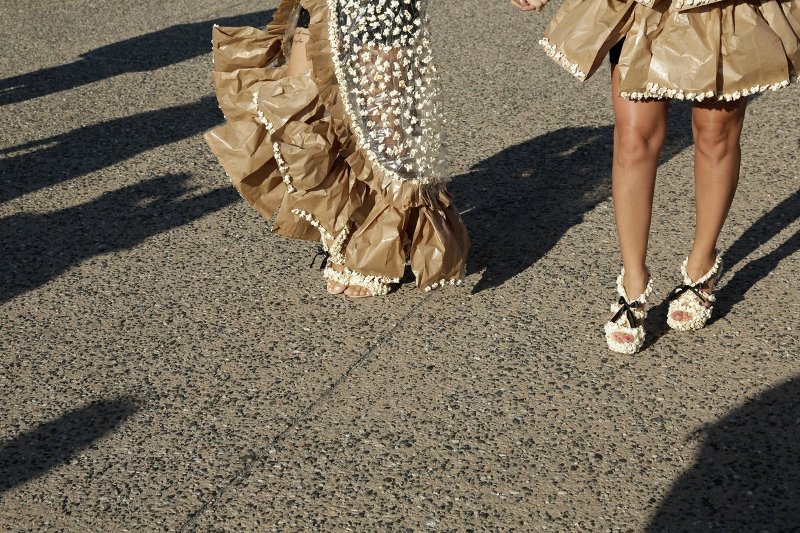 Μια διαφορετική πασαρέλα στη Θεσσαλονίκη -Ρούχα από ποπ κορν, όστρακα, εφημερίδες [εικόνες] | iefimerida.gr 2