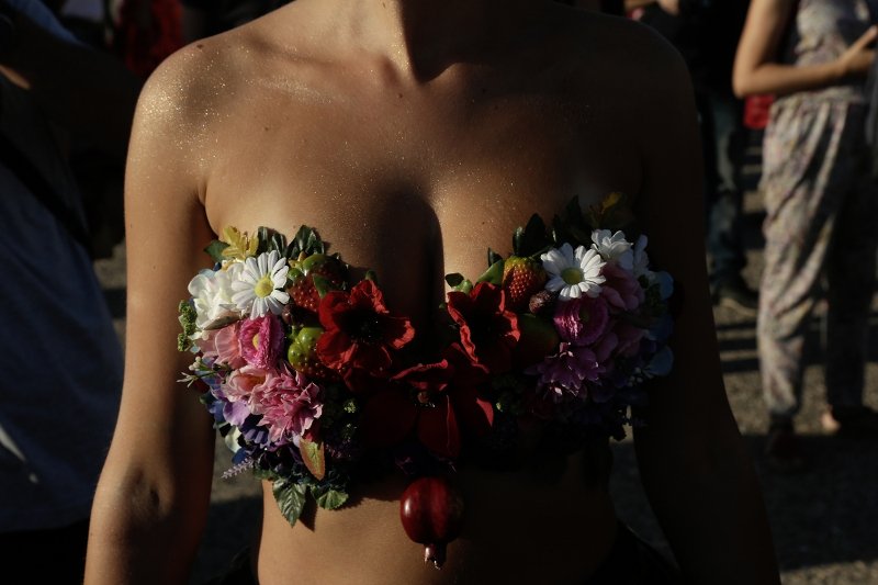 Μια διαφορετική πασαρέλα στη Θεσσαλονίκη -Ρούχα από ποπ κορν, όστρακα, εφημερίδες [εικόνες] | iefimerida.gr 3