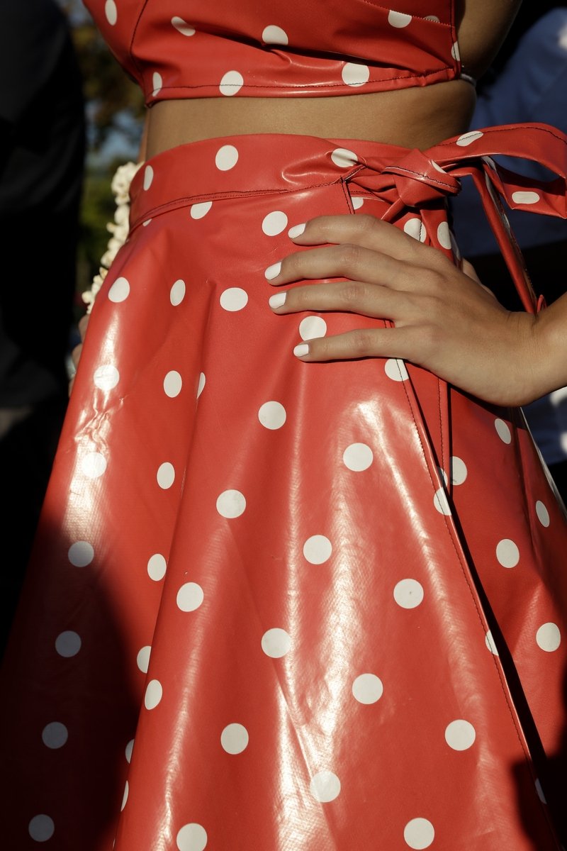 Μια διαφορετική πασαρέλα στη Θεσσαλονίκη -Ρούχα από ποπ κορν, όστρακα, εφημερίδες [εικόνες] | iefimerida.gr 5