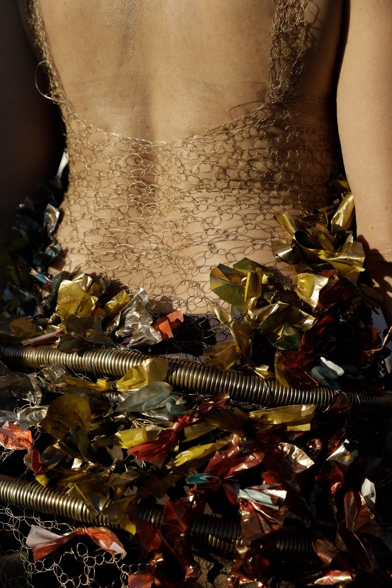 Μια διαφορετική πασαρέλα στη Θεσσαλονίκη -Ρούχα από ποπ κορν, όστρακα, εφημερίδες [εικόνες] | iefimerida.gr 6