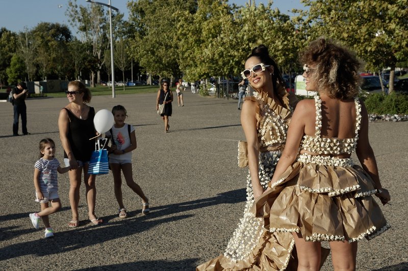 Μια διαφορετική πασαρέλα στη Θεσσαλονίκη -Ρούχα από ποπ κορν, όστρακα, εφημερίδες [εικόνες] | iefimerida.gr 0