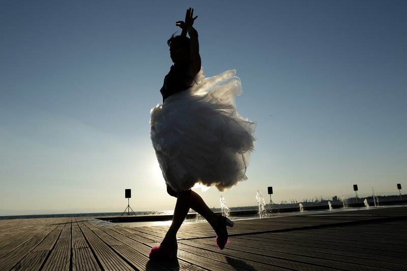 Μια διαφορετική πασαρέλα στη Θεσσαλονίκη -Ρούχα από ποπ κορν, όστρακα, εφημερίδες [εικόνες] | iefimerida.gr 7