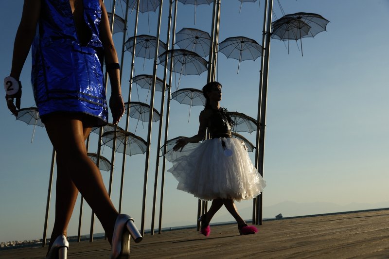 Μια διαφορετική πασαρέλα στη Θεσσαλονίκη -Ρούχα από ποπ κορν, όστρακα, εφημερίδες [εικόνες] | iefimerida.gr 8