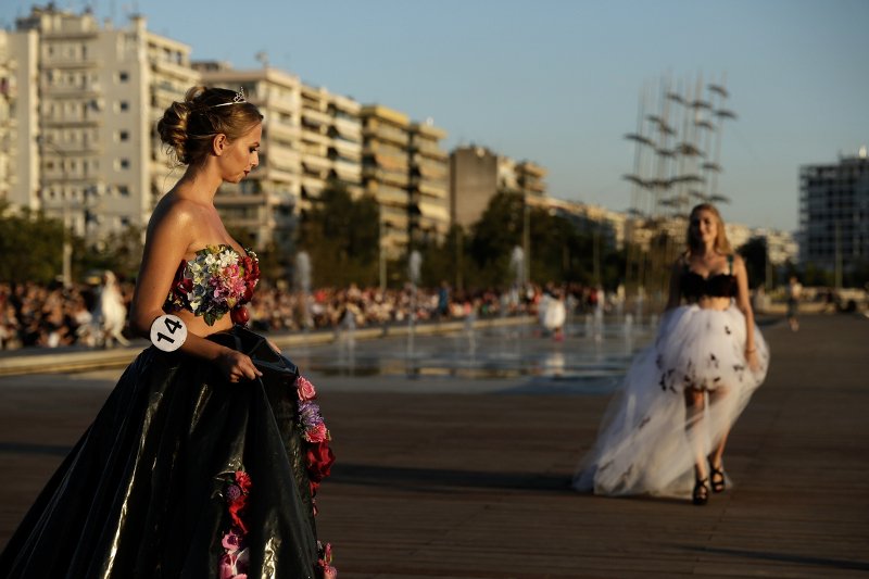 Μια διαφορετική πασαρέλα στη Θεσσαλονίκη -Ρούχα από ποπ κορν, όστρακα, εφημερίδες [εικόνες] | iefimerida.gr 9