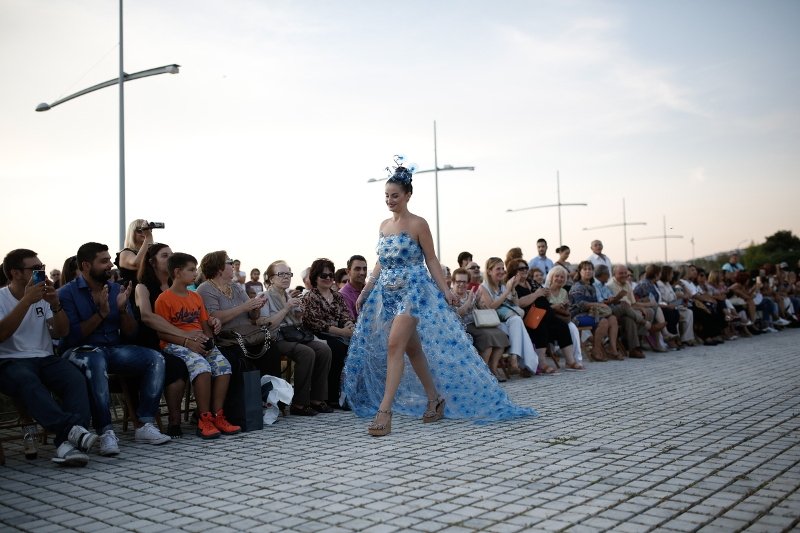 Ο Μπουτάρης σε ρόλο μοντέλου, στην πασαρέλα -Σε μία διαφορετική επίδειξη [εικόνες & βίντεο] | iefimerida.gr 1