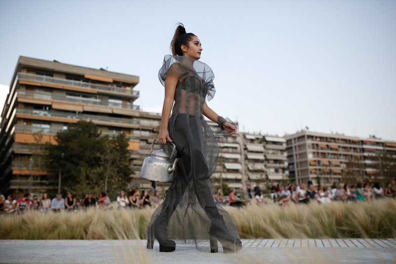 Ο Μπουτάρης σε ρόλο μοντέλου, στην πασαρέλα -Σε μία διαφορετική επίδειξη [εικόνες & βίντεο] | iefimerida.gr 2