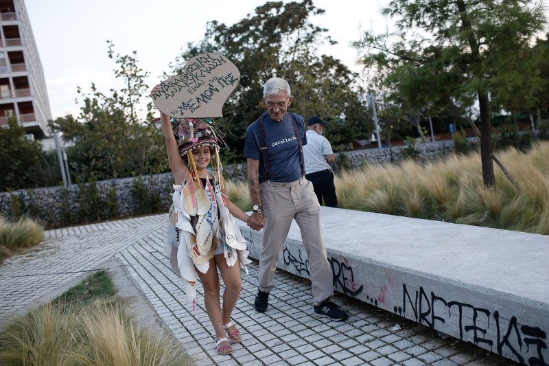 Ο Μπουτάρης σε ρόλο μοντέλου, στην πασαρέλα -Σε μία διαφορετική επίδειξη [εικόνες & βίντεο] | iefimerida.gr 3