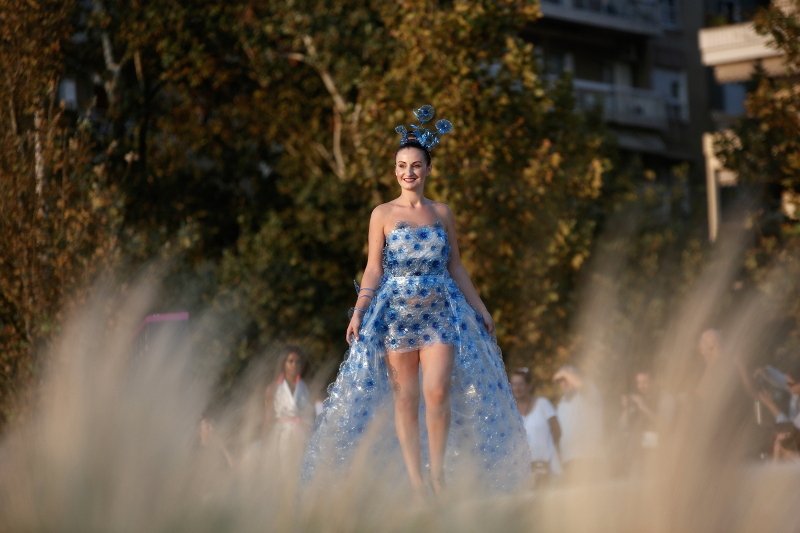 Ο Μπουτάρης σε ρόλο μοντέλου, στην πασαρέλα -Σε μία διαφορετική επίδειξη [εικόνες & βίντεο] | iefimerida.gr 4