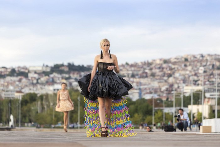 Συνέβη σε επίδειξη στη Θεσσαλονίκη: Μοντέλο σκύβει και γίνεται... η αποκάλυψη [εικόνες] | iefimerida.gr 6