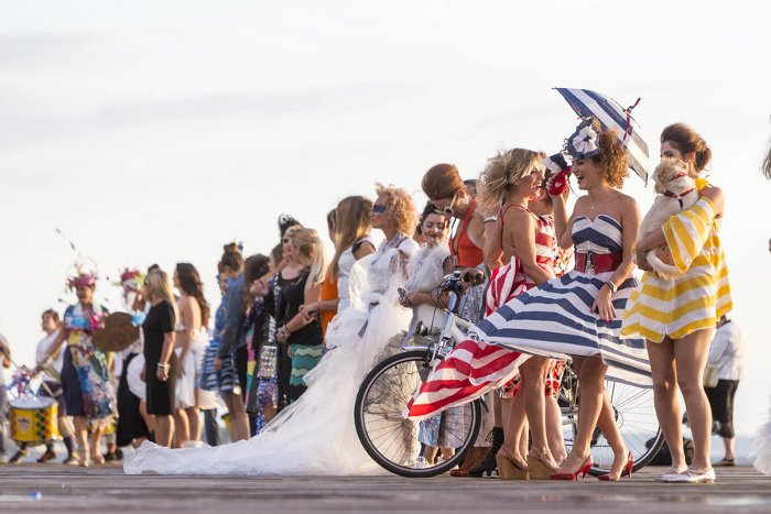 Συνέβη σε επίδειξη στη Θεσσαλονίκη: Μοντέλο σκύβει και γίνεται... η αποκάλυψη [εικόνες] | iefimerida.gr 7