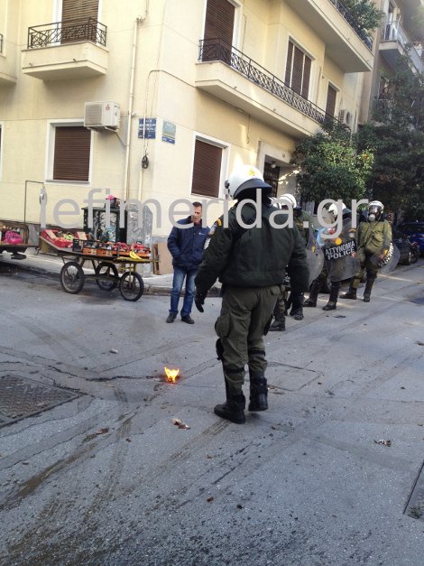 Πέτρες και μολότοφ έξω από τα γραφεία του ΠΑΣΟΚ [εικόνες] | iefimerida.gr 0