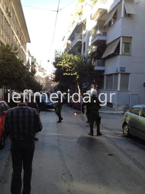 Πέτρες και μολότοφ έξω από τα γραφεία του ΠΑΣΟΚ [εικόνες] | iefimerida.gr 1