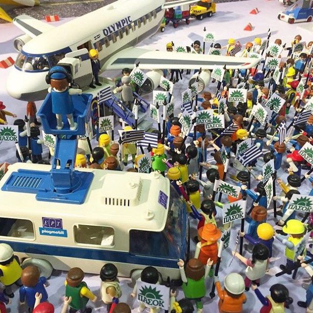 Αναπαριστούν με Playmobil το νεύμα του Ανδρέα Παπανδρέου στη Δήμητρα Λιάνη [εικόνες] | iefimerida.gr 0