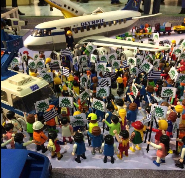 Αναπαριστούν με Playmobil το νεύμα του Ανδρέα Παπανδρέου στη Δήμητρα Λιάνη [εικόνες] | iefimerida.gr 1