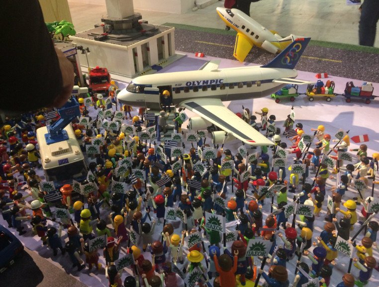 Αναπαριστούν με Playmobil το νεύμα του Ανδρέα Παπανδρέου στη Δήμητρα Λιάνη [εικόνες] | iefimerida.gr 2