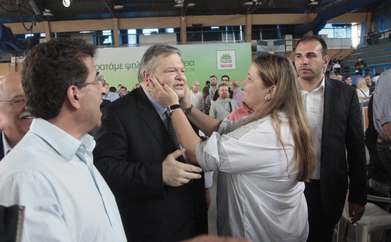 Επεισόδιο στο συνέδριο του ΠΑΣΟΚ: Αγνωστος μοίραζε την πολιτική διαθήκη του Γεννηματά [εικόνες] | iefimerida.gr 10