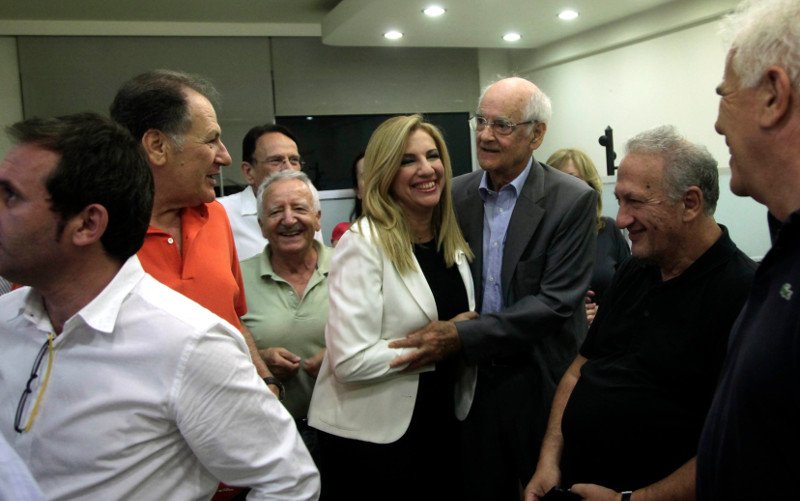 Δείτε την Γεννηματά να πανηγυρίζει με Λαλιώτη, Σκανδαλίδη, Κακλαμάνη [εικόνες] | iefimerida.gr 3