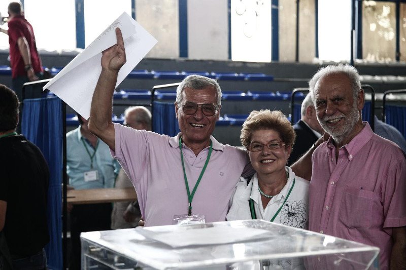 Επεισόδιο στο συνέδριο του ΠΑΣΟΚ: Αγνωστος μοίραζε την πολιτική διαθήκη του Γεννηματά [εικόνες] | iefimerida.gr 13