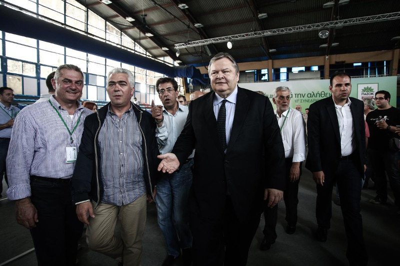 Επεισόδιο στο συνέδριο του ΠΑΣΟΚ: Αγνωστος μοίραζε την πολιτική διαθήκη του Γεννηματά [εικόνες] | iefimerida.gr 9