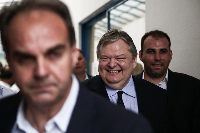 Επεισόδιο στο συνέδριο του ΠΑΣΟΚ: Αγνωστος μοίραζε την πολιτική διαθήκη του Γεννηματά [εικόνες] | iefimerida.gr 8