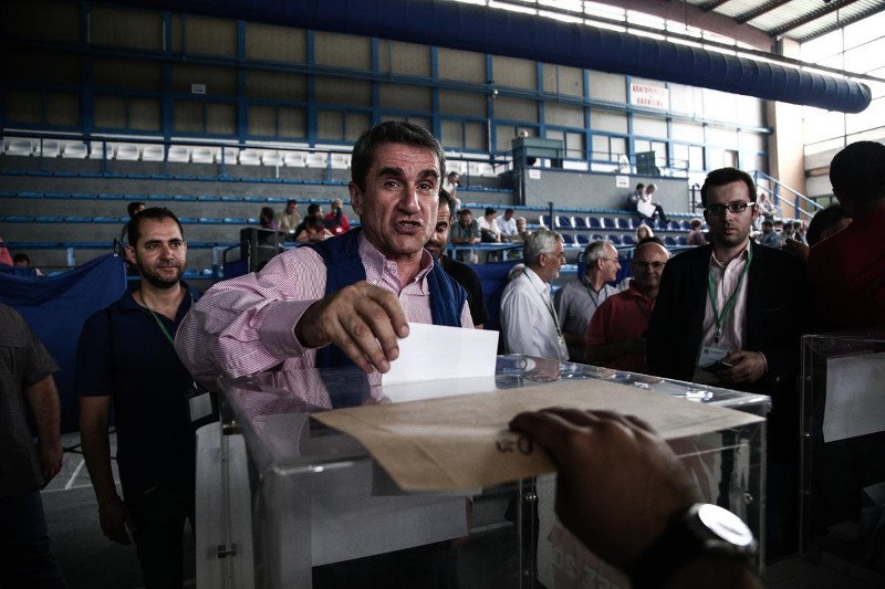 Επεισόδιο στο συνέδριο του ΠΑΣΟΚ: Αγνωστος μοίραζε την πολιτική διαθήκη του Γεννηματά [εικόνες] | iefimerida.gr 11