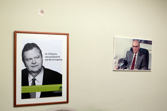 Τα γραφεία του ΠΑΣΟΚ μετά από τους πυροβολισμούς -Πάνω από το πορτραίτο του Βενιζέλου η σφαίρα [εικόνες] | iefimerida.gr 1