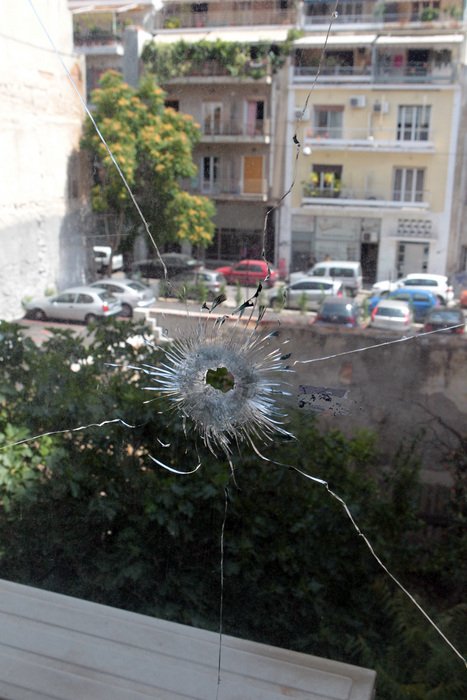 Τα γραφεία του ΠΑΣΟΚ μετά από τους πυροβολισμούς -Πάνω από το πορτραίτο του Βενιζέλου η σφαίρα [εικόνες] | iefimerida.gr 0