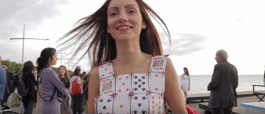 Πασαρέλα-ανακύκλωση στη Θεσσαλονίκη: Ρούχα από σακούλες, φλοιούς, χαρτιά [εικόνες & βίντεο]  | iefimerida.gr 3