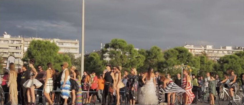 Πασαρέλα-ανακύκλωση στη Θεσσαλονίκη: Ρούχα από σακούλες, φλοιούς, χαρτιά [εικόνες & βίντεο]  | iefimerida.gr 0