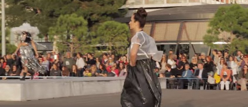 Πασαρέλα-ανακύκλωση στη Θεσσαλονίκη: Ρούχα από σακούλες, φλοιούς, χαρτιά [εικόνες & βίντεο]  | iefimerida.gr 2