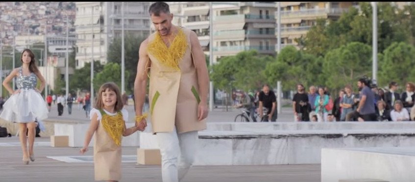 Πασαρέλα-ανακύκλωση στη Θεσσαλονίκη: Ρούχα από σακούλες, φλοιούς, χαρτιά [εικόνες & βίντεο]  | iefimerida.gr 1