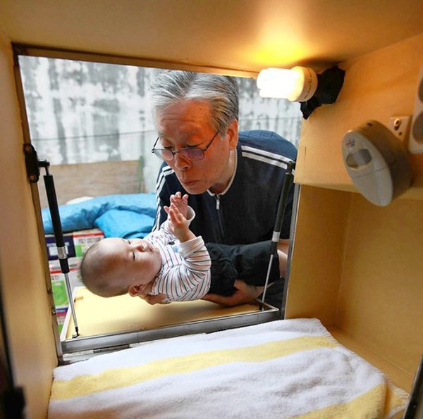 Πάστορας δέχεται εγκαταλελειμμένα μωρά μέσα σε ένα ...κουτί [εικόνες&βίντεο] | iefimerida.gr 1