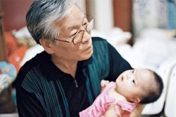 Πάστορας δέχεται εγκαταλελειμμένα μωρά μέσα σε ένα ...κουτί [εικόνες&βίντεο] | iefimerida.gr 2