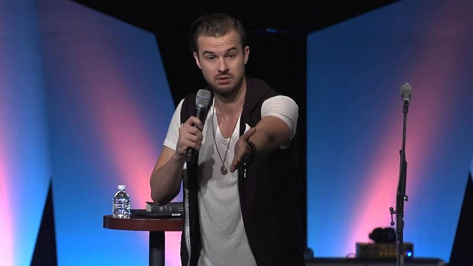 Ο γυμνός πάστορας που καλεί το ποίμνιό του να απαλλαγεί από τα περιττά ρούχα και να πλησιάσει το Θεό [εικόνες&βίντεο] | iefimerida.gr 4