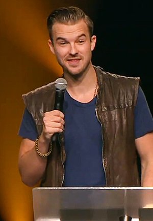 Ο πάστορας που πάντρεψε την Κιμ Καρντάσιαν μοιάζει με... ποπ σταρ -Μαγνήτισε όλα τα βλέμματα [εικόνες] | iefimerida.gr 4