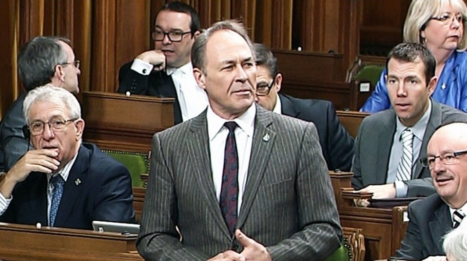 Αυτό κι αν είναι πρωτότυπη δικαιολογία: Υπουργός αποχώρησε από τη Βουλή γιατί τον στένευε το εσώρουχό του [εικόνα & βίντεο] | iefimerida.gr 0