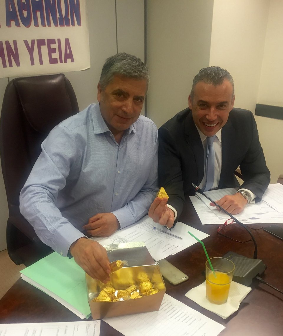 Ο Πατούλης αυτοτρολάρεται στο Facebook για το ολόχρυσο σαλόνι του -Αποστόμωσε τους πάντες [εικόνες] | iefimerida.gr 1