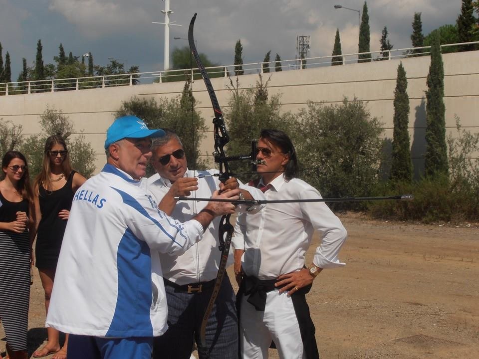 Ο Ηλίας Ψινάκης βρήκε... στόχο -Δείτε προς τα πού έριξε τα βέλη του [εικόνες] | iefimerida.gr 0