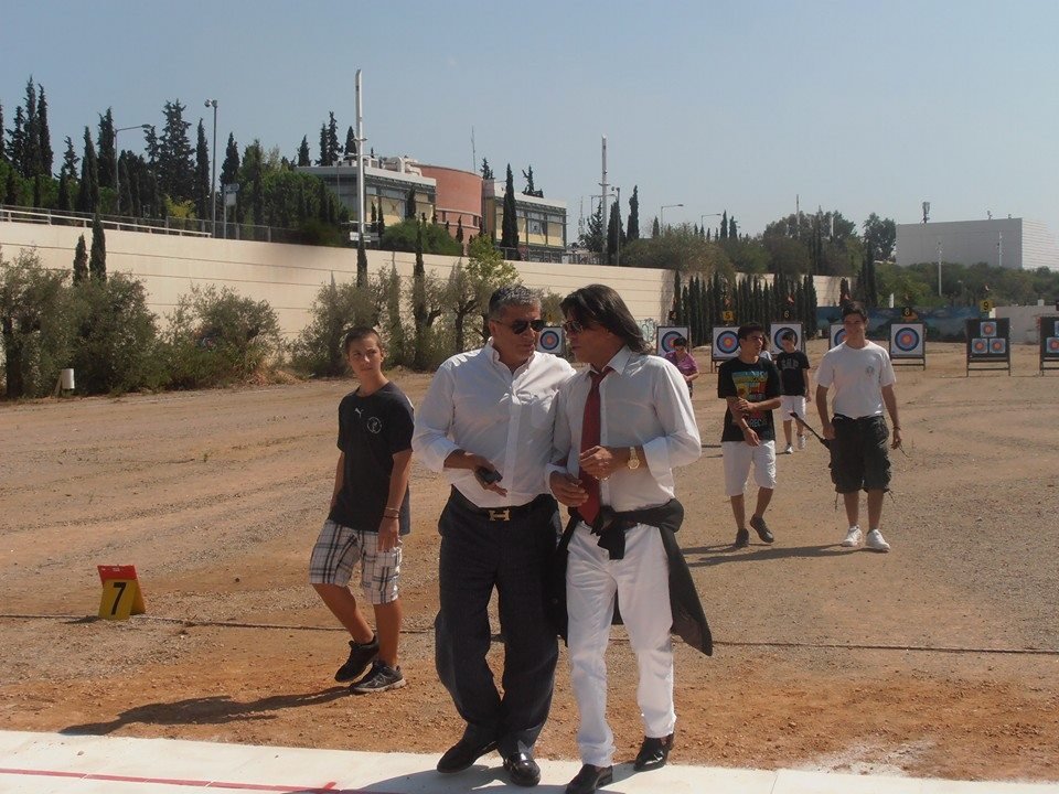 Ο Ηλίας Ψινάκης βρήκε... στόχο -Δείτε προς τα πού έριξε τα βέλη του [εικόνες] | iefimerida.gr 1