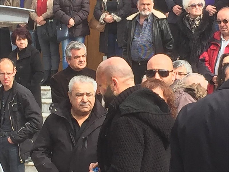 Κατέρρευσε ο τραγικός σύζυγος στην κηδεία της 33χρονης και του γιου του -Το τελευταίο αντίο [εικόνες & βίντεο] | iefimerida.gr 4