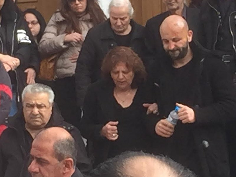 Κατέρρευσε ο τραγικός σύζυγος στην κηδεία της 33χρονης και του γιου του -Το τελευταίο αντίο [εικόνες & βίντεο] | iefimerida.gr 3