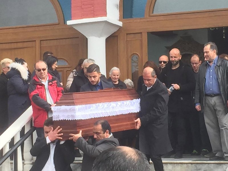 Κατέρρευσε ο τραγικός σύζυγος στην κηδεία της 33χρονης και του γιου του -Το τελευταίο αντίο [εικόνες & βίντεο] | iefimerida.gr 2